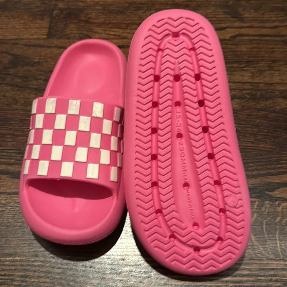 Kids Pink Slide Sandals comparable to 3.5-4.5 US shoe size
